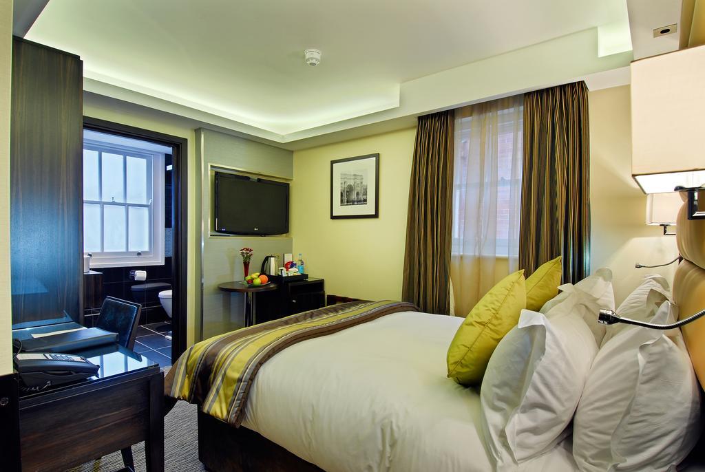 Park Grand Mayfair London Luaran gambar A room at the hotel
