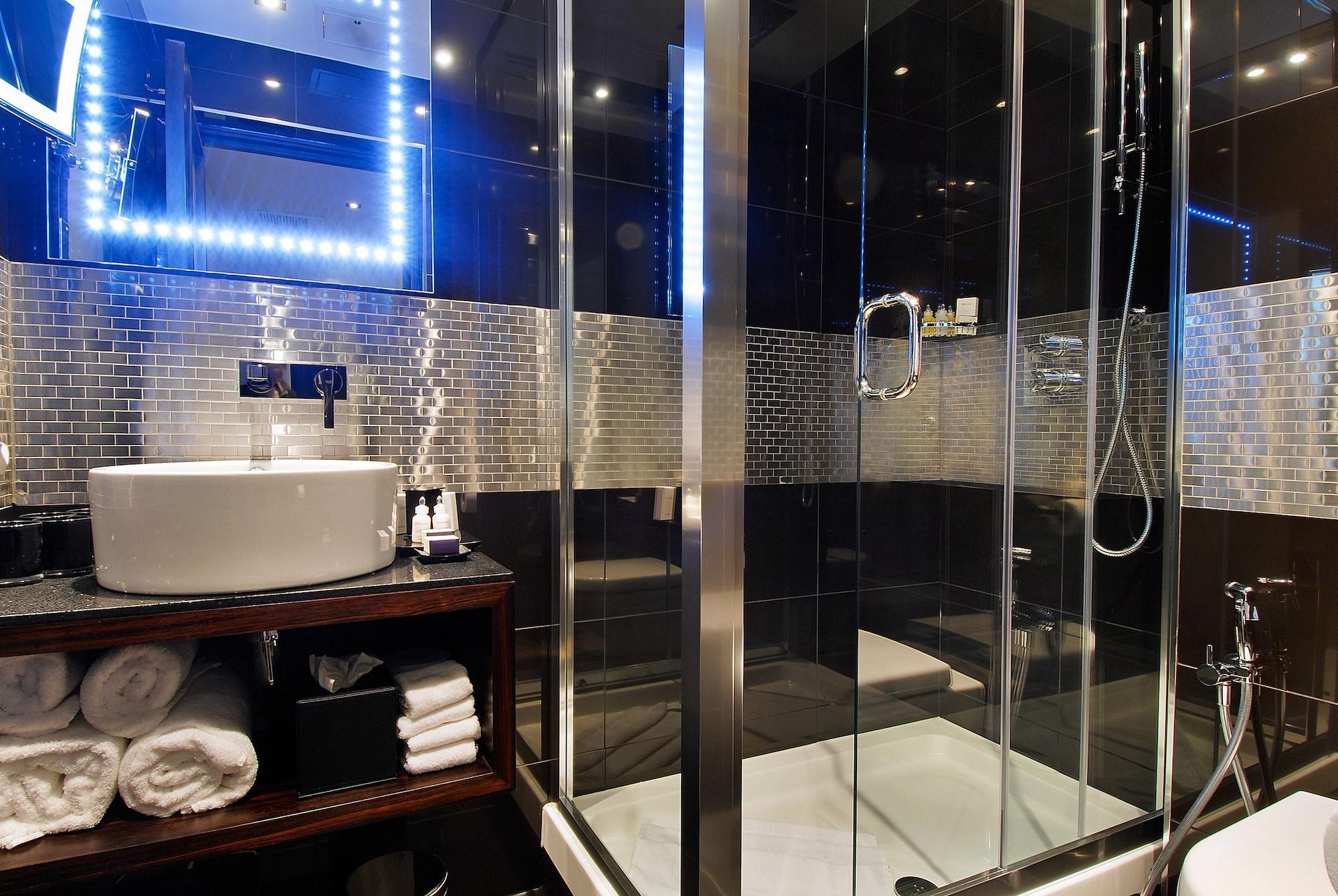 Park Grand Mayfair London Luaran gambar A shower cubicle