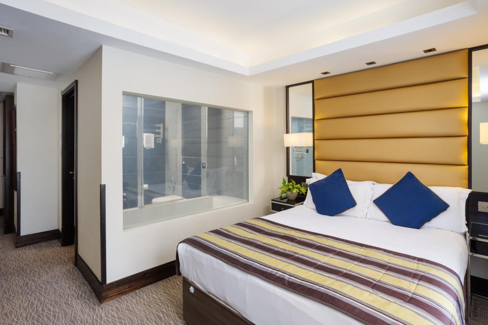 Park Grand Mayfair London Luaran gambar A bedroom at the hotel
