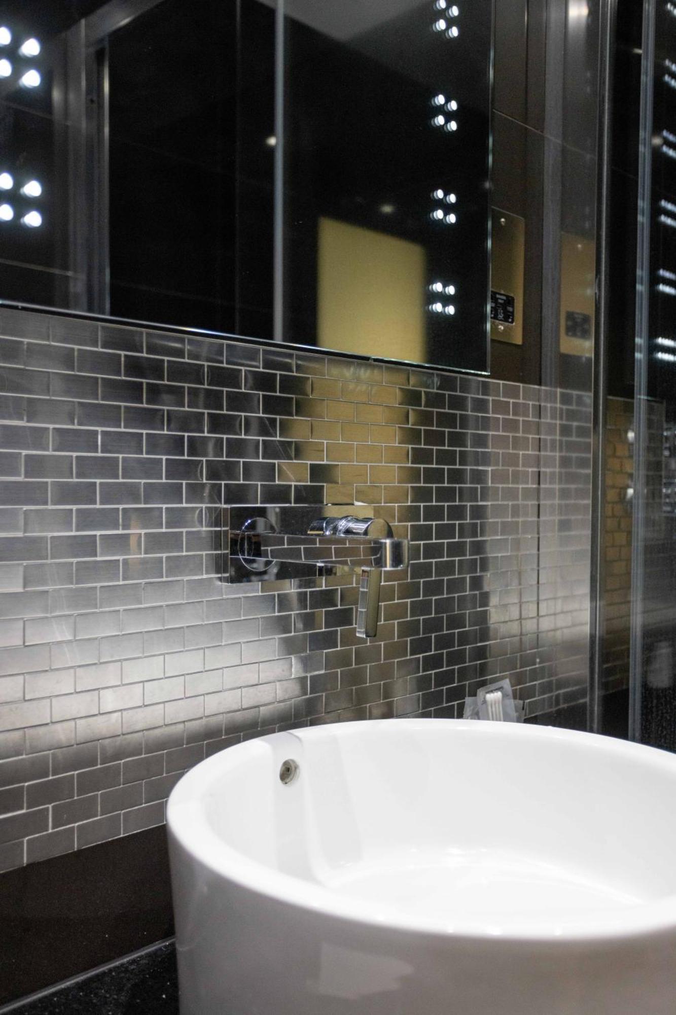 Park Grand Mayfair London Luaran gambar Subway tiles in a shower
