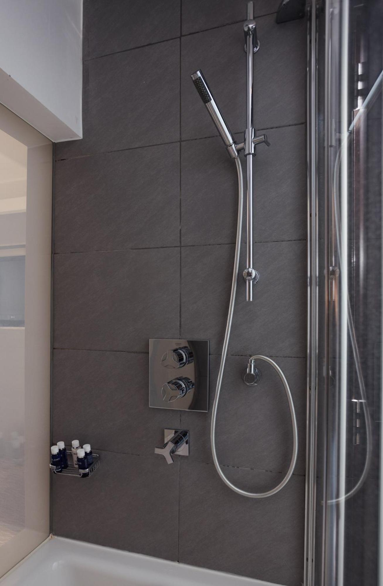 Park Grand Mayfair London Luaran gambar A shower valve