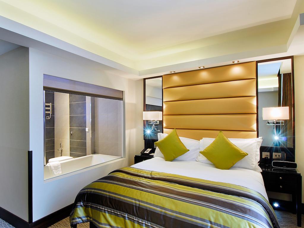 Park Grand Mayfair London Luaran gambar A bedroom at the Hilton London West End