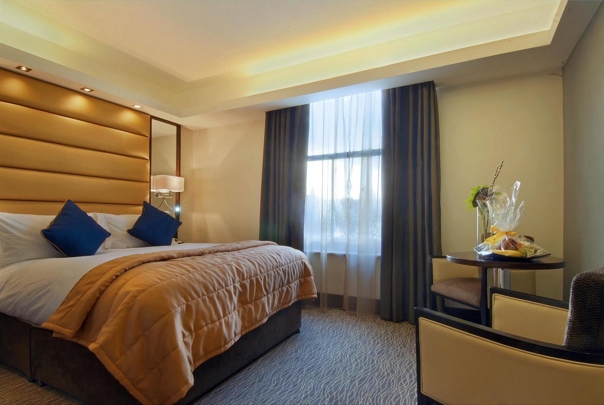 Park Grand Mayfair London Luaran gambar A bedroom at the hotel