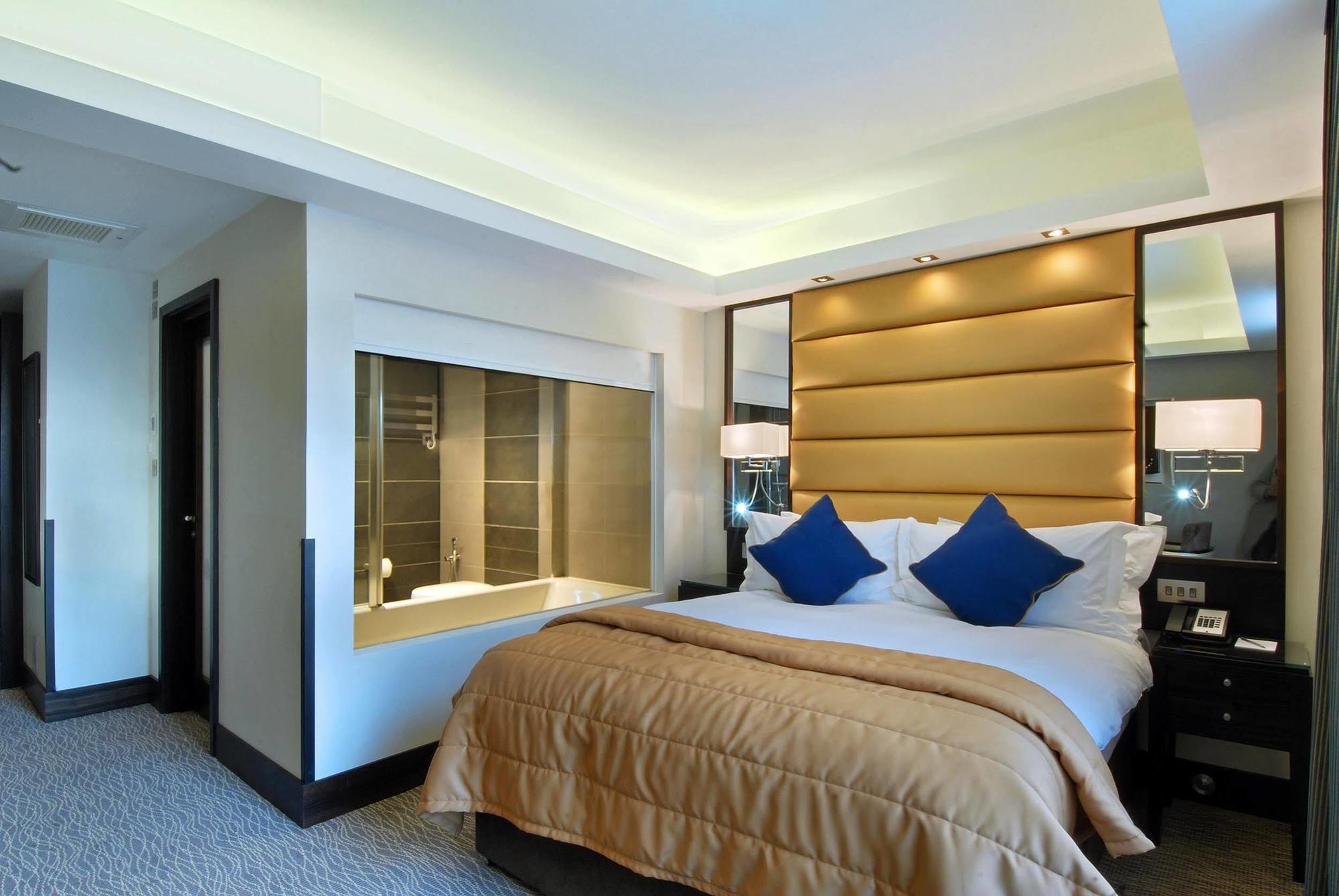 Park Grand Mayfair London Luaran gambar A bedroom at the hotel