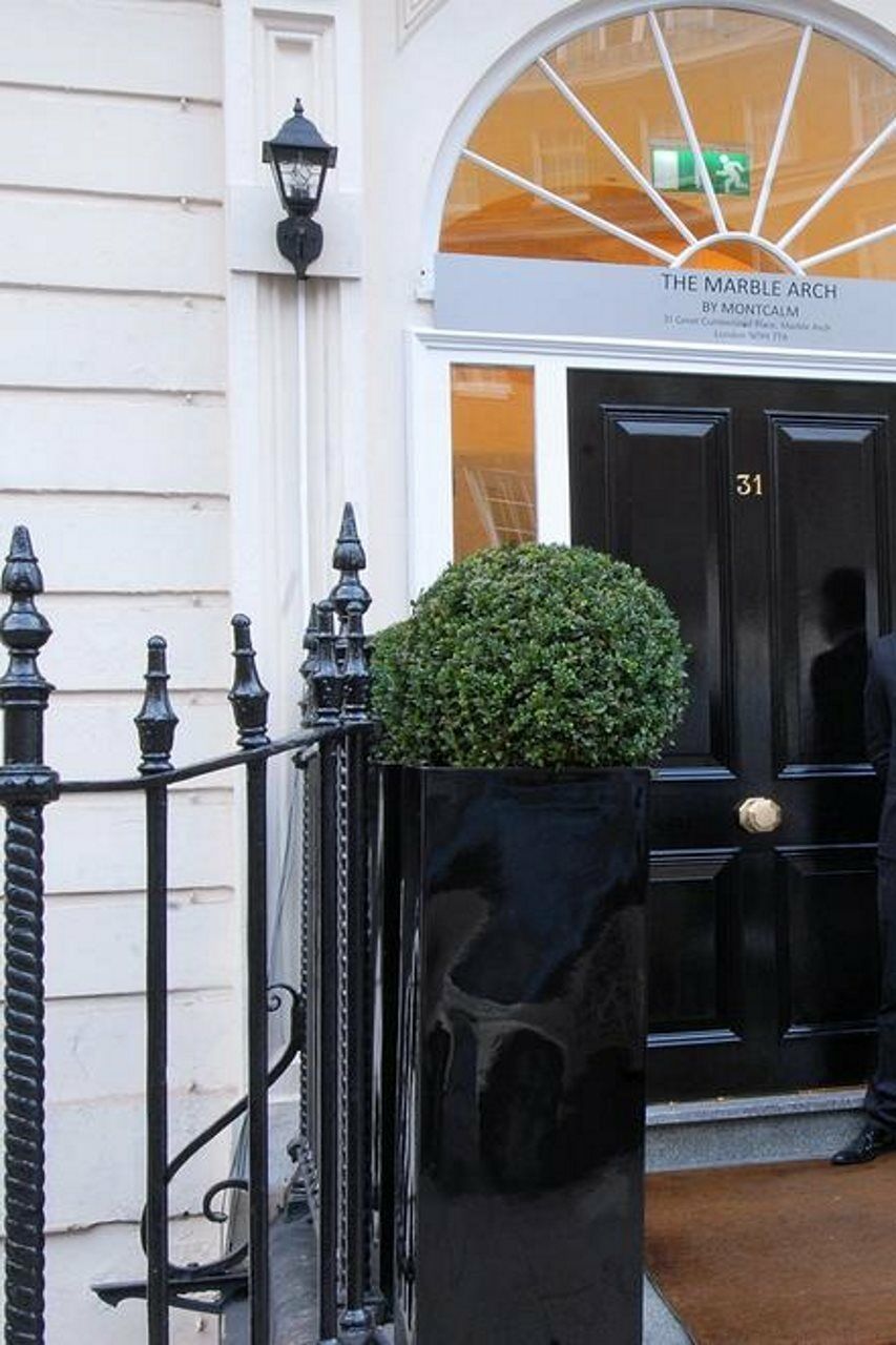 Park Grand Mayfair London Luaran gambar The door of 31 Savile Row, the home of the Beatles