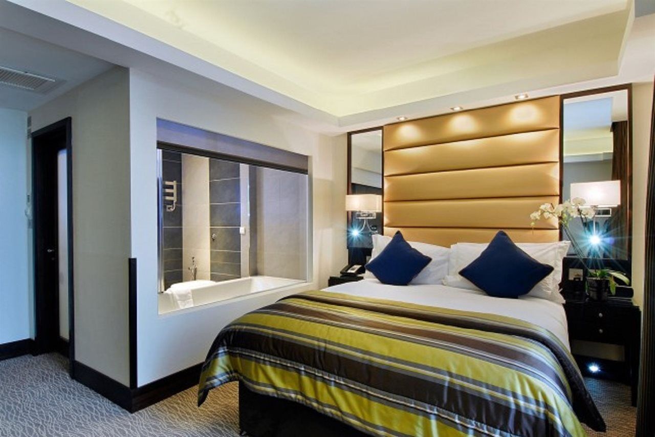 Park Grand Mayfair London Luaran gambar A bedroom at the InterContinental London The O2