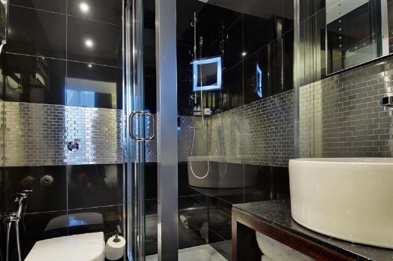 Park Grand Mayfair London Luaran gambar A shower enclosure