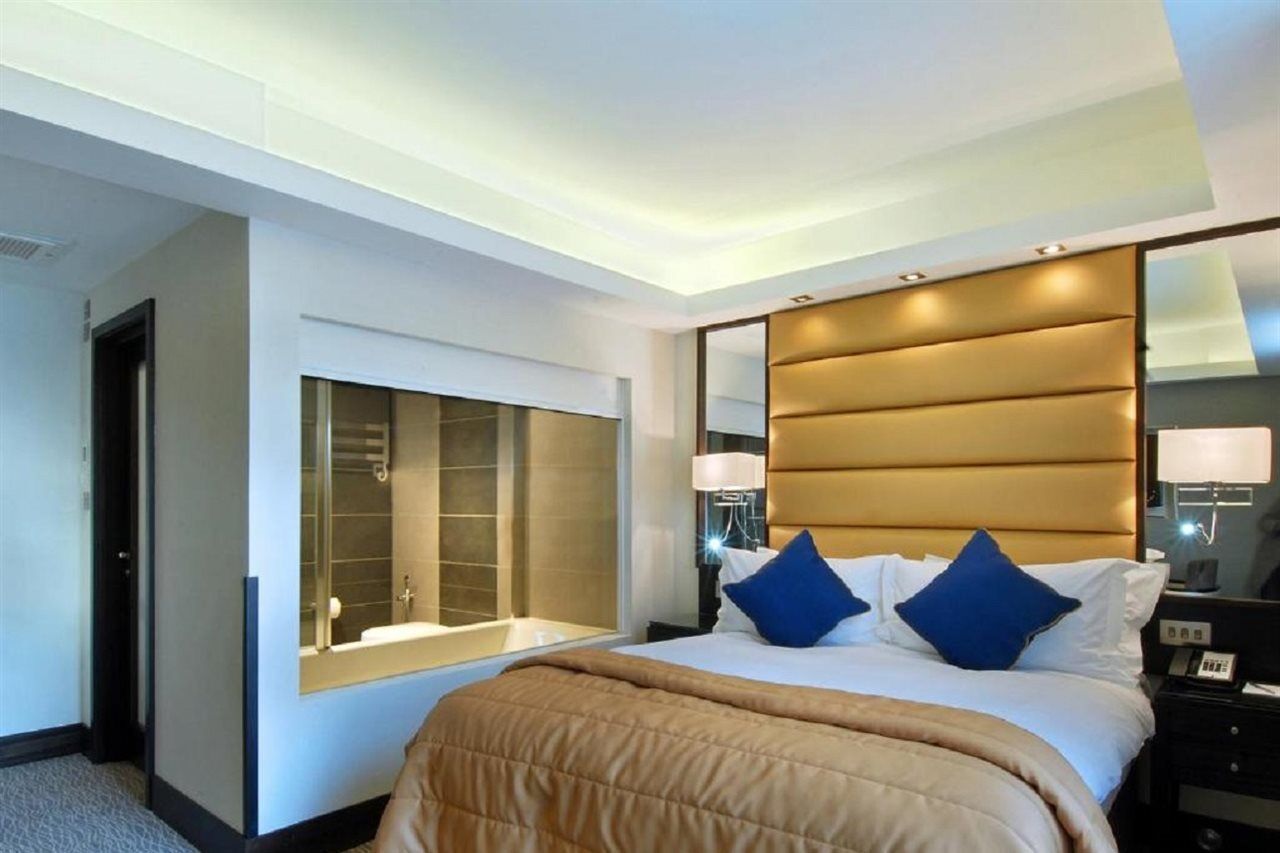 Park Grand Mayfair London Luaran gambar A bedroom at the hotel